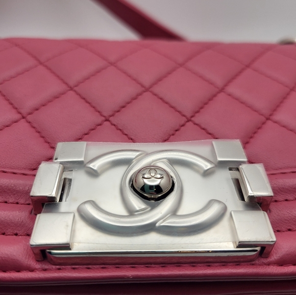 CHANEL Quilted Boy Bag Small Lambskin in Pink - Picture 4 of 13